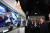 문재인 대통령(오른쪽)이 지난 5월17일 오후 서울 강서구 마곡 R&D 단지에서 열린 혁신성장 보고대회에서 SK텔레콤의 5G 스마트 미디어월을 체험하고 있다. [청와대사진기자단]