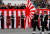 아베 총리(왼쪽 넷째)가 14일 일본 자위대를 사열하고 있다. [로이터=연합뉴스]