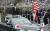 아베 일본 총리가 14일 사이타마 현 육상자위대 아사가 훈련장에서 자위대를 사열하면서 욱일기에 경례를 하고 있다. [AP=연합뉴스]