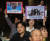 13일 오후(현지시간) 파리 메종 드 라 뮤투알리테에서 문재인 대통령 내외가 참석한 가운데 열린 재프랑스 동포 간담회에서 동포들이 남북정상회담 당시 남북 정상의 모습이 담긴 사진을 들고 있다. 청와대 사진기자단