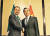 지난 1월 22일 칠레에서 열린 제2회 중국-라틴아메리카 장관급 회담에서 왕이 중국 국무위원 겸 외교부장(오른쪽)이 루이스 비데가라이 멕시코 외교장관(왼쪽)과 악수하고 있다. [중국 외교부 캡처] 
