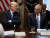 도널드 트럼프 미국 대통령(왼쪽)과 제임스 매티스 국방장관이 지난해말 백악관에서 열린 회의에 참석해 의견을 나누는 모습. [AP=연합]