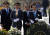 이해찬 더불어민주당 대표(오른쪽)와 유시민 신임 노무현재단 이사장이 15일 오후 경남 김해시 봉하마을을 찾아 고 노무현 전 대통령 묘역에 참배하고 있다. [뉴스1]