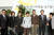 2005년 박근혜 당시 한나라당 대표가 납북자들의 무사귀환을 기원하는 노란리본 달리 운동에 참석했다. 뒤편에 &#39;세월호 리본&#39;과 같은 모양의 리본이 그려져 있다. 연합뉴스
