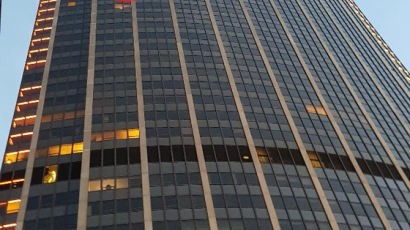 文 방문한 파리 최고층 건물에 대형 노란리본···왜