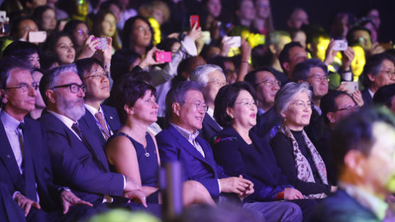방탄소년단 파리 공연 관람한 문재인 대통령…RM과 포옹도