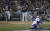 LA 다저스 투수 야스마니 그랜달이 6회 워커 뷸러의 공을 빠뜨린 뒤 아쉬워하고 있다. [연합뉴스]