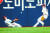 넥센 이정후가 16일 고척스카이돔에서 열린 KIA와의 와일드카드 결정전에서 7회 최형우의 안타성 타구를 슬라이팅 캐치하고 있다. [뉴스1]