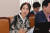 정재숙 문화재청장에게 질의하고 있는 한복 차림의 바른미래당 김수민 의원. [연합뉴스]