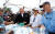 허리케인으로 피해를 입은 플로리다 린 헤이븐 지역에서 멜라니아 여사가 릭 스코 주지사(오른쪽) 등과 함께 주민들에게 생수를 나눠주고 있다.[로이터=연합뉴스]