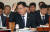 김상조 공정거래위원장이 15일 오전 국회에서 열린 정무위원회의 국정감사를 기다리고 있다. [변선구 기자]