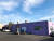 한적한 휴양도시 중심에 보라색으로 칠해진 어반 디케이 본사가 있다. 