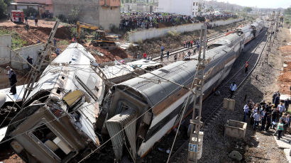 [서소문사진관] 처참하게 부서진 모로코 부크나델 열차탈선 사고 