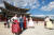 서울 경복궁에서 퓨전한복을 차려입은 관광객들이 기념사진을 찍고 있다. 종로구청은 이들의 궁궐 무료입장 불허 방침을 추진했다가 논란을 낳았다. [연합뉴스]