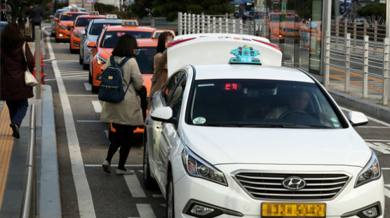 일부 지역만 "택시전쟁" 대란은 없었다…택시 노조 24시간 파업