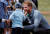  5살 루크 빈센트가 17일(현지시간) 호주 뉴사우스웨일스 주 더보 공항에서 환영나온 어린이들과 인사하는 영국 해리 왕자의 수염을 만지고 있다. [로이터=연합뉴스]