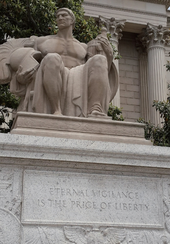 워싱턴DC의 내셔널 아카이브 앞 조각상과 자유에 관한 경구.