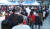 부산 위아자 나눔장터가 21일 부산 부산진구 송상현 광장에서 열렸다. 시민들이 어묵을 사기 위해 삼진어묵 부스 앞에서 길게 줄을 서 있다. 송봉근 기자 
