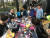 21일 대구 중구 국채보상운동기념공원에서 열린 &#39;2018 대구 위아자 나눔장터&#39;에서 방문객들이 개인장터를 둘러보고 있다. 대구=김정석기자