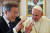 18일 바티칸에서 만난 문재인 대통령(왼쪽)과 프란치스코 교황. 문 대통령은 북한 김정은 국무위원장의 방북 초청을 그를 대신해 교황에게 전달했다. [AP=연합뉴스]