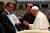 프란치스코 교황이 지난 15일 엘살바도르인 특별 접견을 하면서 한 신도가 가져온 로메로 대주교의 초상화를 살펴보고 있다. [로이터=연합뉴스] 