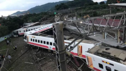 대만서 열차 탈선…최소 22명 사망·171명 부상