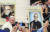 프란치스코 교황이 지난 14일 바티칸에서 7명에 대한 시성식을 마치고 행사장을 떠나고 있다. 뒤에 이날 성인이 된 오스카 로메로 엘살바도르 대주교의 초상화와 대형 사진이 보인다. [로이터=연합뉴스]