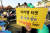 동탄지역 사립유치원 학부모들이 21일 오후 경기도 화성시 동탄센트럴파크 앞에서 열린 유치원 비리 규탄 집회에서 사립유치원 비리 근절을 촉구하고 있다. [뉴스1]