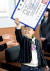2005년 인하대 2학기 수시모집에 국내 최연소 대학생으로 합격한 8살의 천재소년 송유근군이 10월 24일 합격증을 받고 기뻐하고 있다. [연합뉴스]