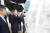 문재인 대통령(왼쪽 두 번째)이 지난 5월 서울 강서구 마곡 R&D 단지에서 열린 혁신성장 보고대회에서 현대차 관계자로부터 수소전기버스 미세먼지 저감 기술에 관한 설명을 듣는 모습. [청와대사진기자단]