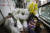  22일 오전 서울 강서구의 한 PC방 앞 흉기 살인사건으로 목숨을 잃은 아르바이트생을 추모하는 공간에 추모하는 국화가 놓여 있다. [연합뉴스]