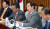 자유한국당 김성태 원내대표(오른쪽 두 번째)가 23일 오전 국회에서 열린 국감대책회의에서 모두발언하고 있다. 변선구 기자