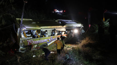 "낙하물 피하려다"…논산서 버스 추락 1명 사망·13명 부상