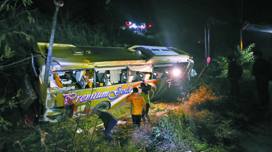 [사진] 고속버스 5m 추락, 1명 사망 13명 부상