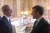 에마뉘엘 마크롱 프랑스 대통령(오른쪽)과 팀 쿡 애플 CEO가 지난해 10월 프랑스 파리 엘리제궁에서 만난 모습. [사진 마크롱 트위터]
