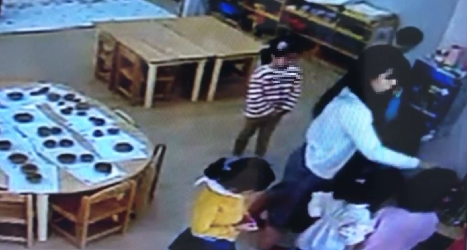 이달 초 전북 완주군 한 유치원에서 여교사 이모(25)씨가 아이들의 머리를 쥐어박고 있는 모습이 담긴 폐쇄회로TV(CCTV) 영상 캡처. [사진 학부모]
