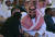 무함마드 빈 살만 사우디아라비아 왕세자가 23일(현지시간) 사우디아라비아 리야드에서 열린 미래투자이니셔티브(FII) 에서 참석자와 이야기를 나누고 있다. [AFP=연합뉴스]