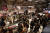 ‘시코르 강남역 플래그십 스토어’ 매장. 셀프바에서 고객들이 화장품을 테스트하고 제품을 구매한다. [사진 신세계백화점]