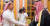 지난 23일 살해된 언론인 자말 카슈끄지의 아들(왼쪽)과 악수하는 무함마드 왕세자. [SPA통신=연합뉴스]