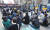 27일 서울 대학로 마로니에 공원 앞에서 시민들이 성범죄 유죄추정 규탄 시위를 하고 있다. [연합뉴스]