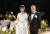 게르하르트 슈뢰더 전 독일 총리와 부인 김소연 씨가 28일 서울 그랜드 하얏트호텔에서 결혼 축하연을 위해 손을 잡고 입장하고 있다. 권혁재 사진전문기자
