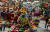 퍼레이드 참가자들이 색색의 해골 가면을 쓰고 멕시코 시티를 행진하고 있다. [AFP=연합뉴스]