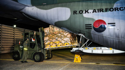 태풍 ‘위투’ 발 묶인 국민 85명, 군수송기로 괌 도착