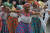 얼굴을 해골로 분장한 여성들이 &#39;죽은 자들의 날&#39; 퍼레이드에 참가해 춤을 추고 있다. [AFP=연합뉴스]