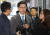 &#39;드루킹&#39; 댓글 조작 공모 혐의를 받는 김경수 경남지사가 첫 공판을 받기 위해 29일 오전 서울중앙지법에 들어서고 있다. [연합뉴스]