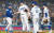 선발 리치 힐(왼쪽 둘째)로부터 공을 건네받는 데이브 로버츠 LA 다저스 감독(왼쪽). [AFP=연합뉴스]