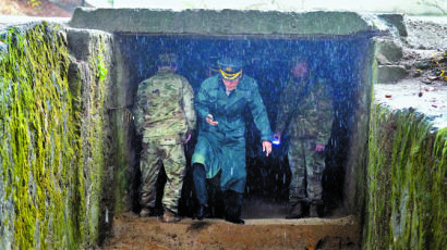 [사진] 북한 초소 점검하는 남측 군인