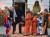  트럼프 대통령이 28일(현지시간) 백악관에서 열린 핼러윈 행사에서 슈퍼히어로 복장을 한 어린이에게 포장에 대통령 문양이 새겨진 사탕을 주고 있다. [EPA=연합뉴스]
