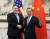 지난 8일 베이징을 방문한 마이크 폼페이오(왼쪽) 미국 국무장관이 왕이 중국 국무위원 겸 외교부장과 회담에 앞서 악수하고 있다. [중앙포토]