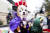 강아지 코라(왼쪽)와 탄시가 공주와 개구리 의상을 입고 28일미국 뉴욕에서 열린 톰킨스 스퀘어 핼러윈 도그 퍼레이드에 참가하고 있다. [EPA=연합뉴스]